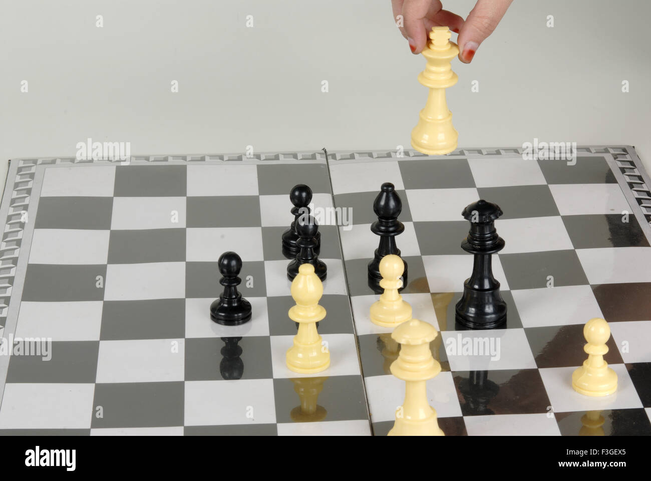 Roi d'échecs levée par femme doigts MR# 364 Banque D'Images