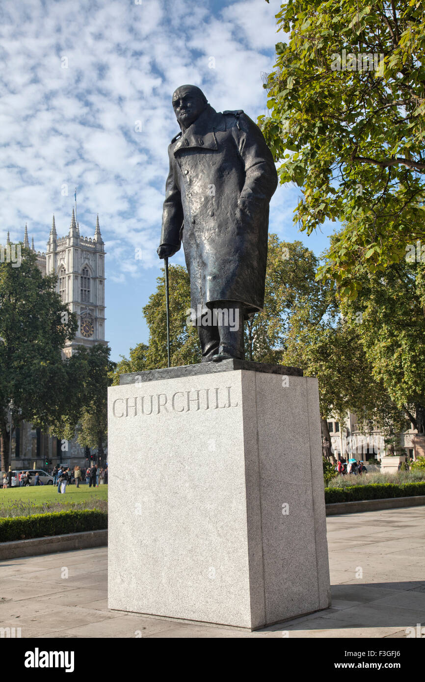 Statue de Churchill sur la place du Parlement à Londres UK Banque D'Images