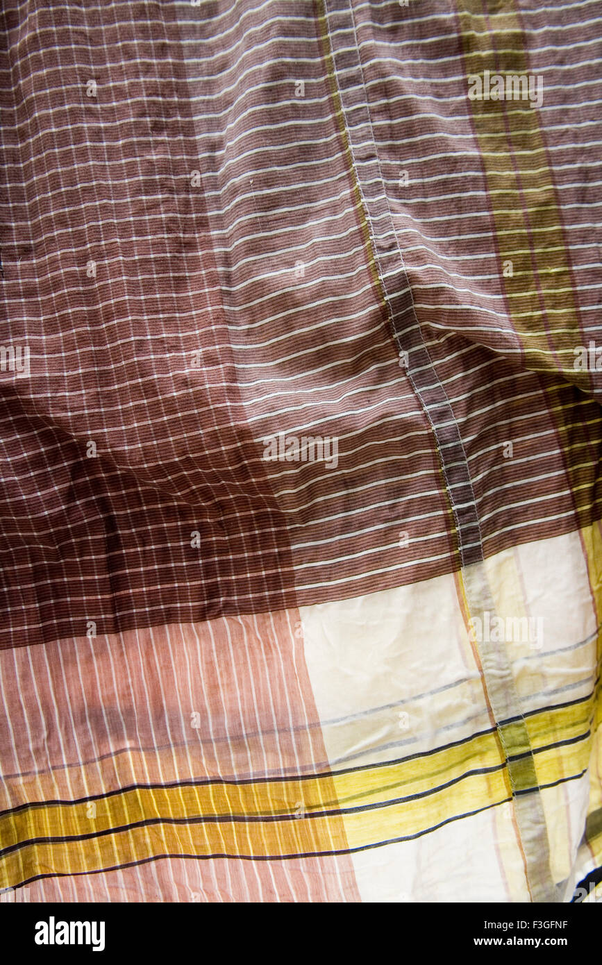 Des hommes ; Lungi des musulmans ; coton ; textiles ; Dhaka Bangladesh Banque D'Images