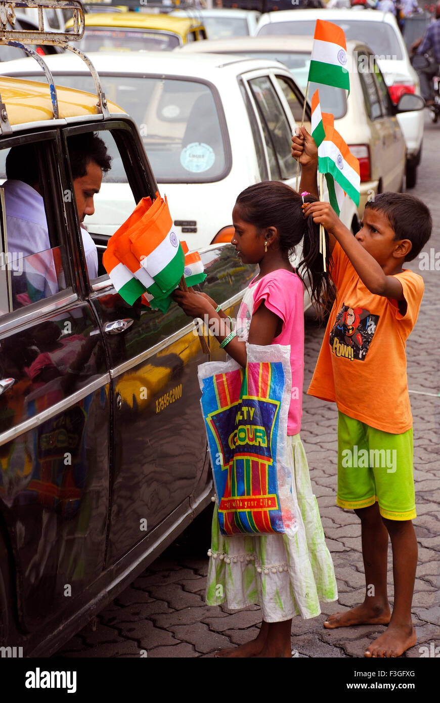 60e jour de l'indépendance des enfants ; la vente de drapeaux à carrefour ; Bombay Mumbai Maharashtra ; Inde ; Banque D'Images