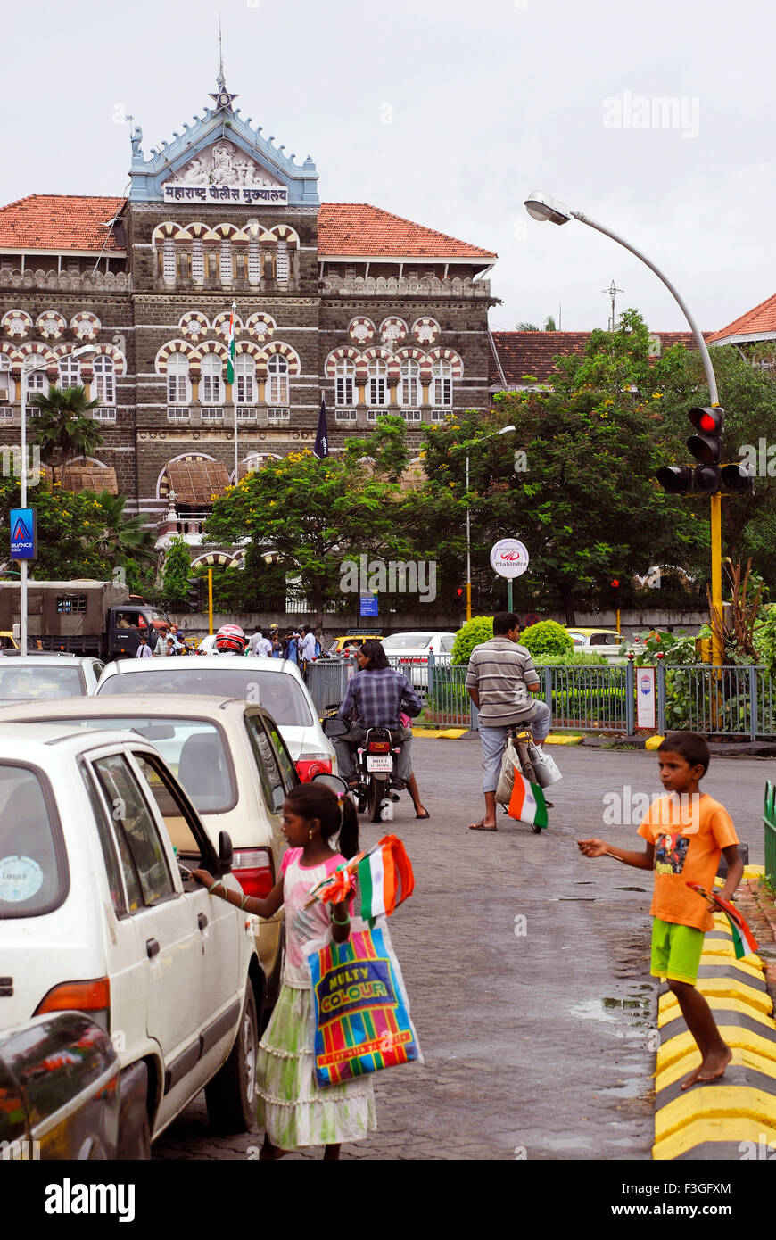 60e jour de l'indépendance des enfants ; la vente de drapeaux à carrefour ; Bombay Mumbai Maharashtra ; Inde ; Banque D'Images