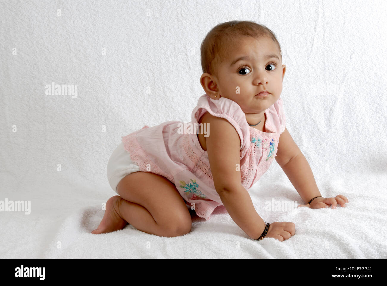 Les Indiens De L Asie Du Sud Bebe Sourire Assis Sur Le Genou A La Camera A L Inde M 152 Photo Stock Alamy