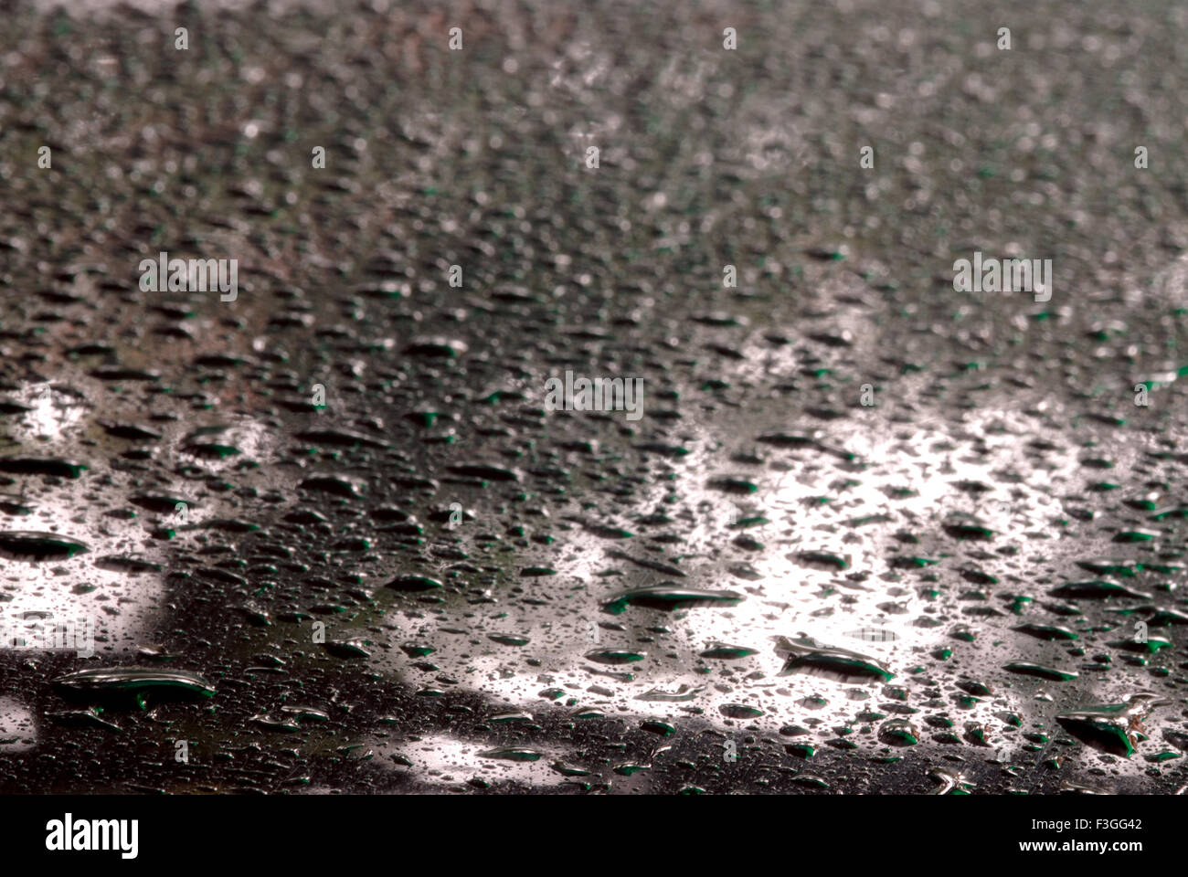 Résumé ; gouttes de pluie sur un capot de voiture ; la texture des gouttes d'eau ; Banque D'Images