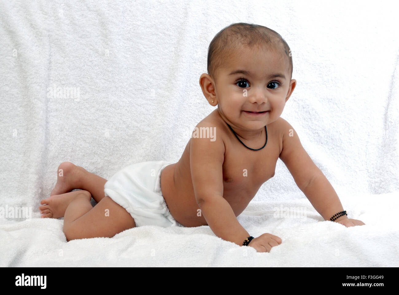 Bebe En Couches Culottes Et Amulette Autour Du Cou Et Des Mains Allonge Sur Fond Blanc M 152 Photo Stock Alamy