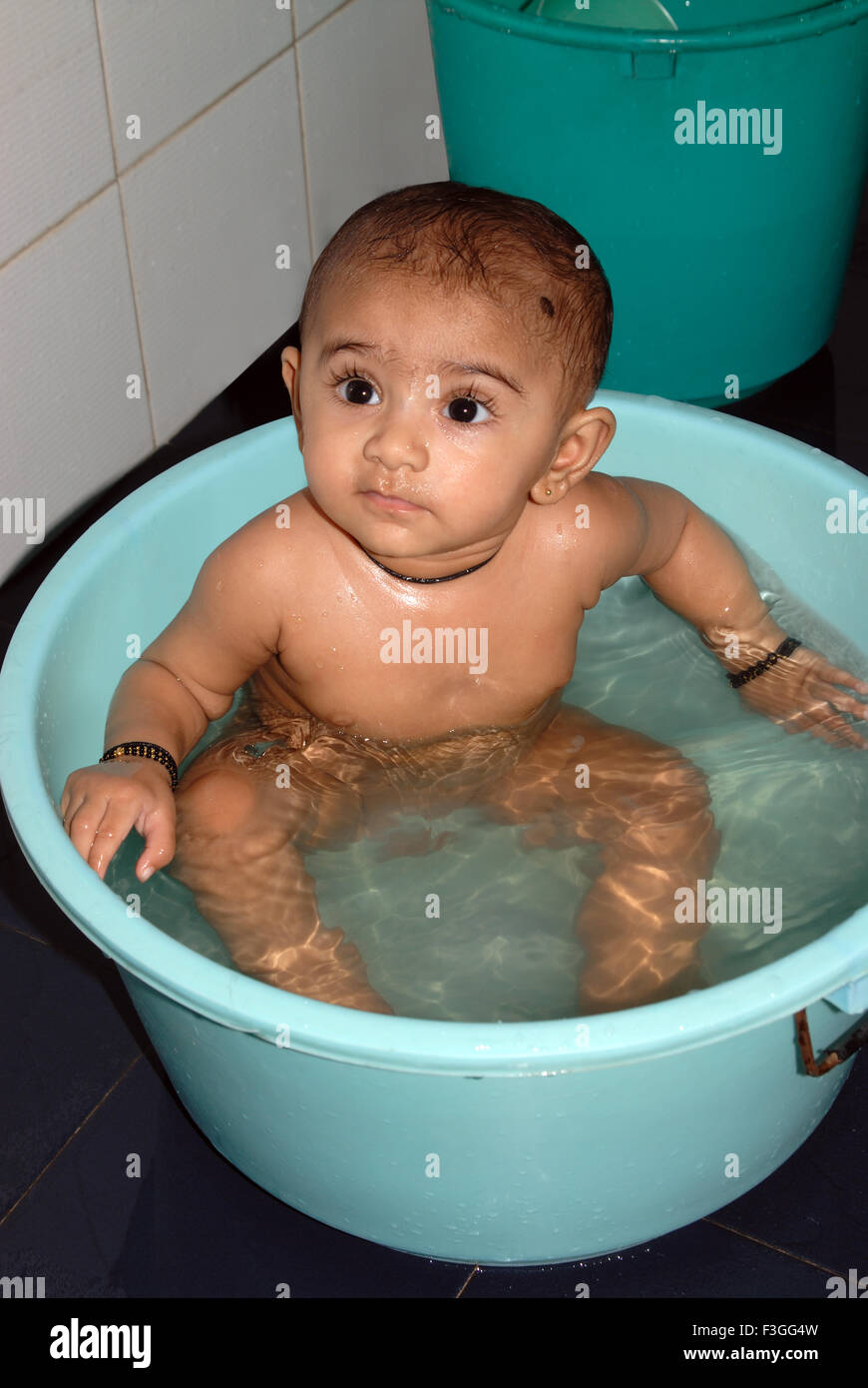 Bebe Fille Nu Indien Assis Dans Le Bain A Remous En Plastique L Inde M 152 Photo Stock Alamy