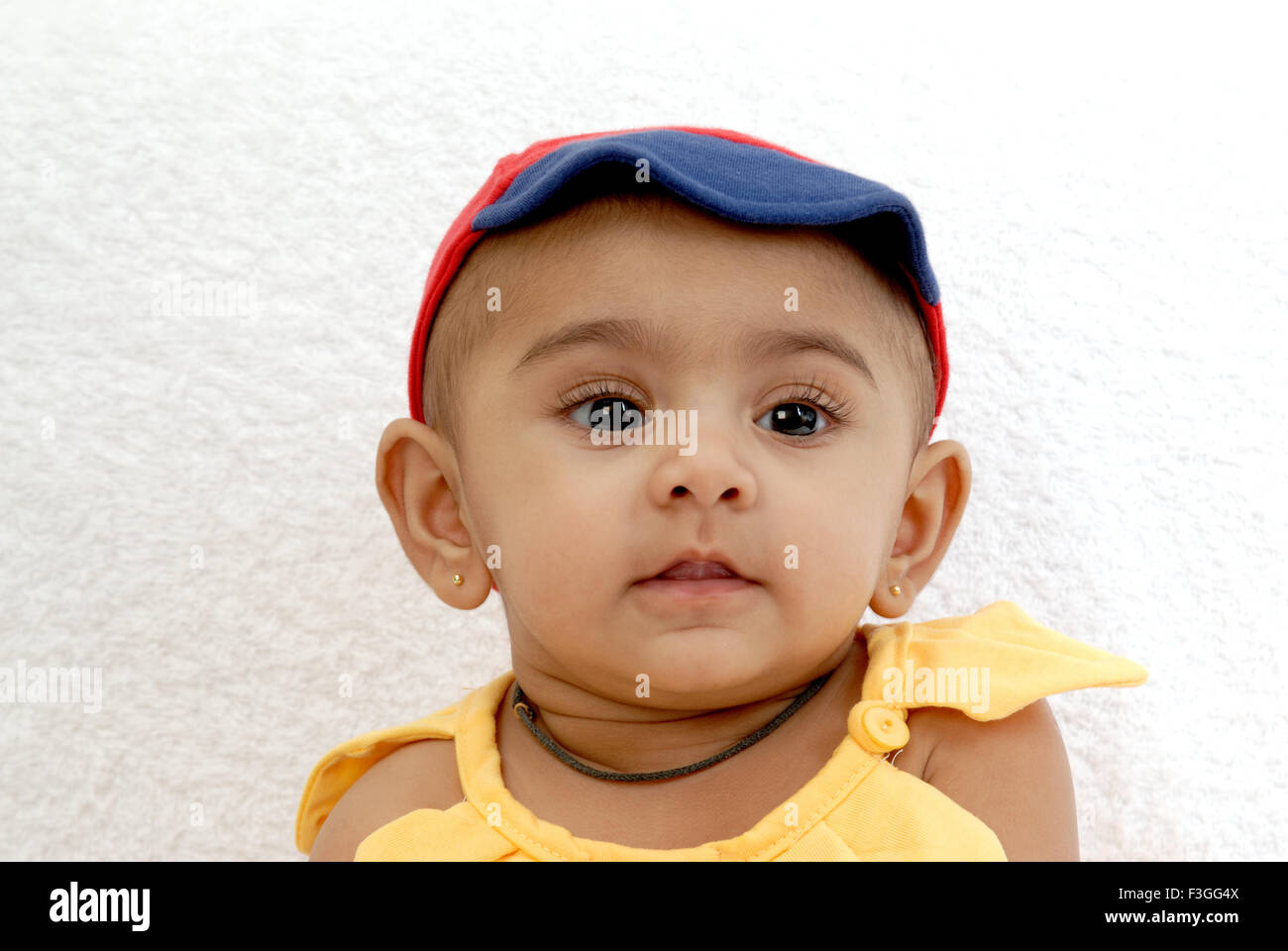 Face portrait bébé indien robe jaune bleu rouge noir chapeau amulet fond blanc - - M.# 152 smr - 134446 Banque D'Images