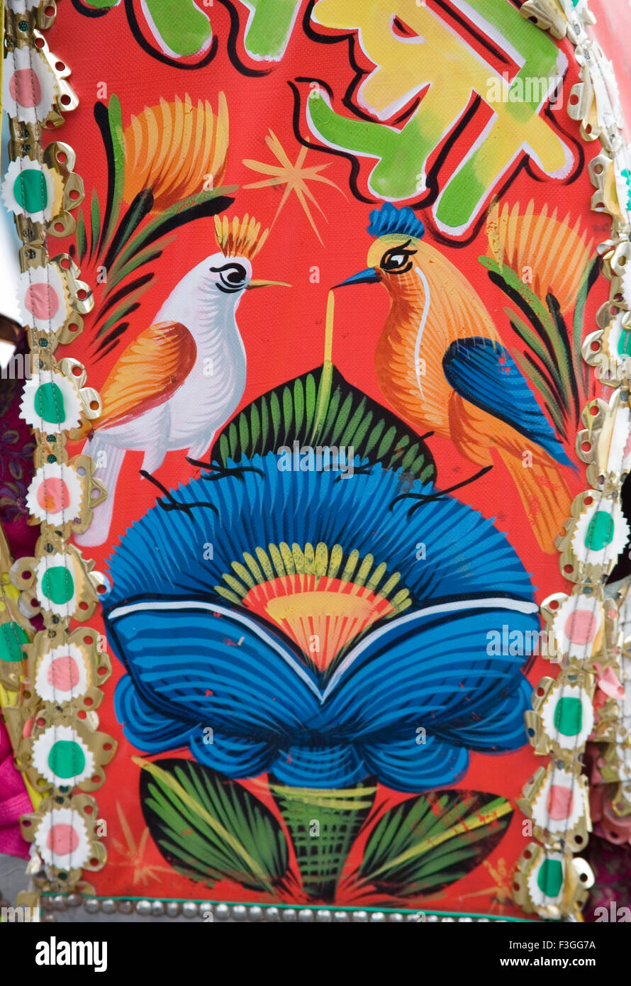 Deux oiseaux peints sur Rickshaw ; Dhaka Bangladesh ; Banque D'Images
