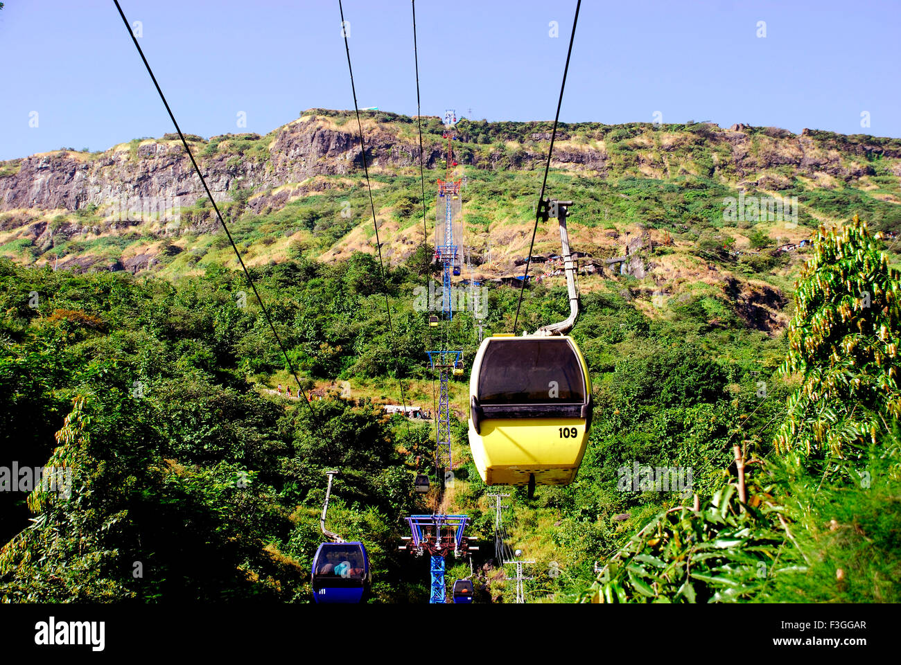 Téléphérique ; tramway aérien ; tramway aérien ; tramway aérien ; téléphérique ; ; ; Tramway aérien ; Pavagadh ; colline de Pavagadh ; quartier de Panchmahal ; Gujarat ; Inde ; Asie Banque D'Images