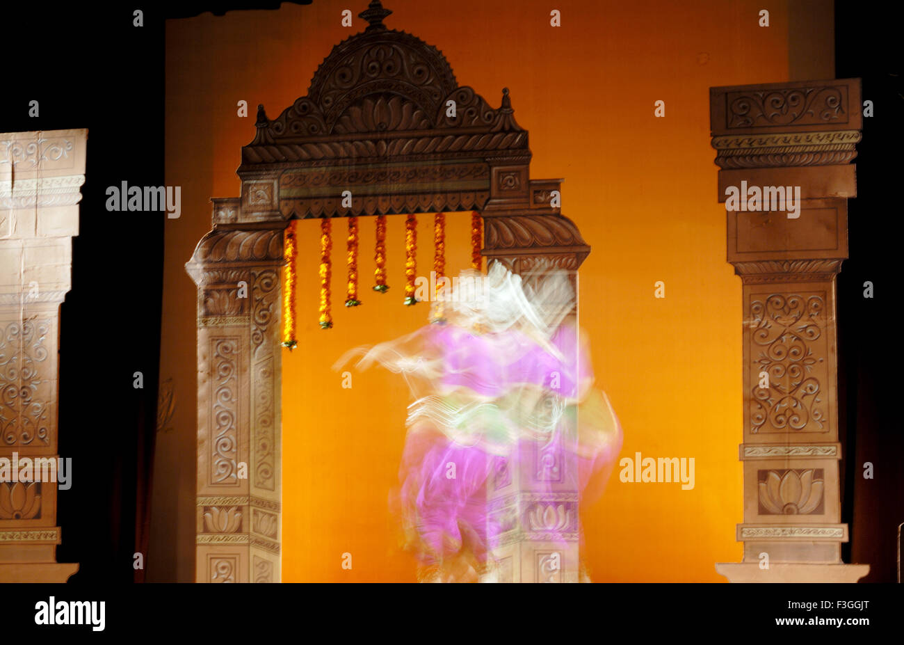 Une fille de Bharat Natyam danse classique sur scène ; Inde PAS DE MR Banque D'Images
