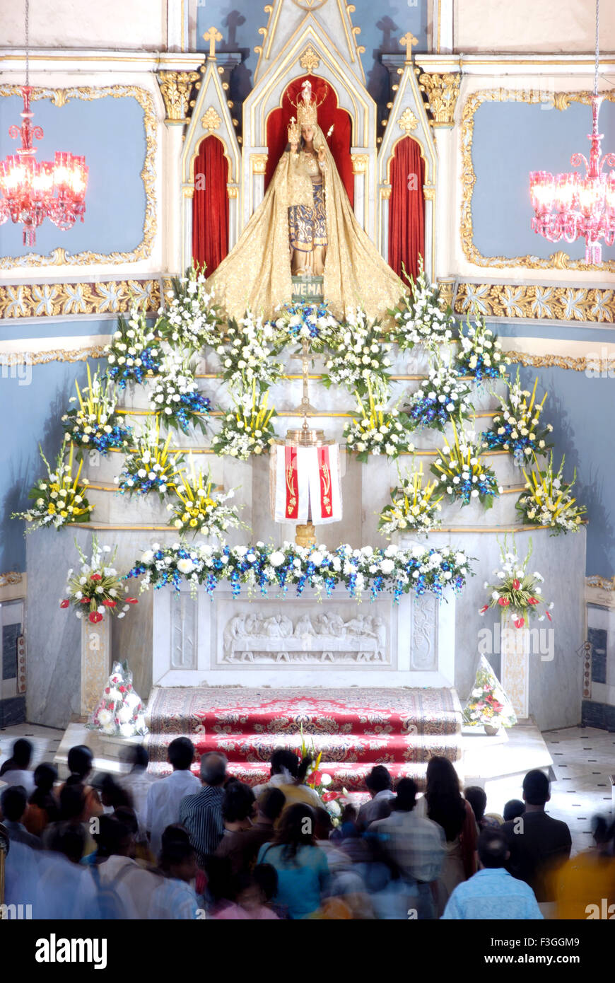 Célébration de Noël au Mont épouser ; Église ; Bandra Bombay maintenant Mumbai Maharashtra ; Inde ; Banque D'Images