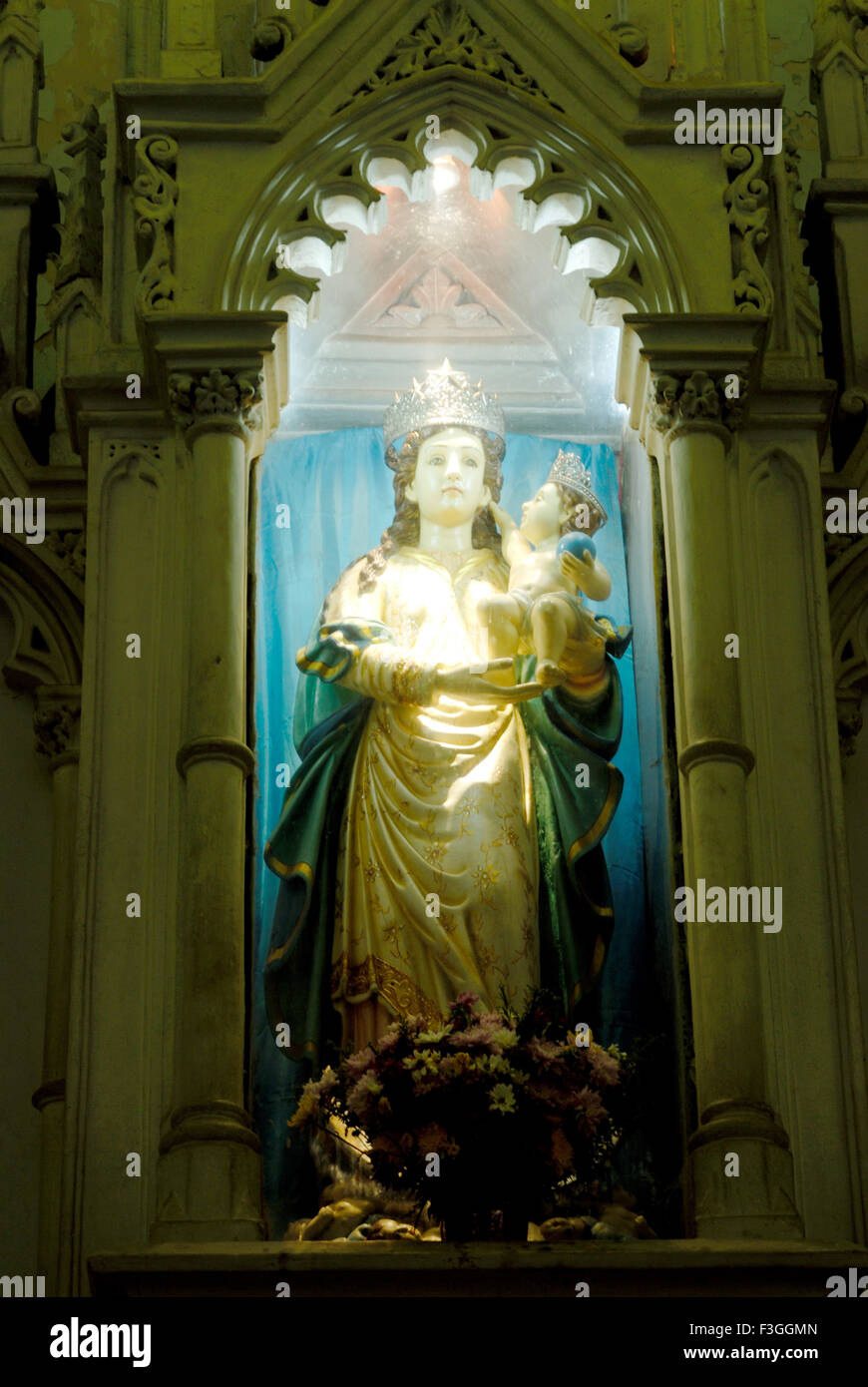 Statue de mère et Jésus à se marier à l'Église ; Byculla Gloria maintenant Bombay Mumbai Maharashtra ; Inde ; Banque D'Images