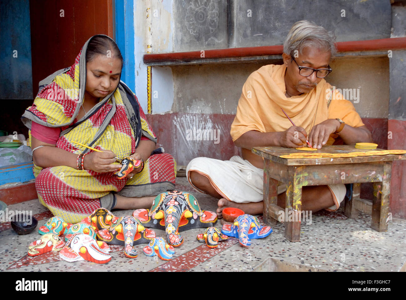 Les gens qui peignent des jouets Raghurajpur appelé village d'artistes traditionnels de la fabrication de peintres Patta Chitras Bhubaneswar Orissa Odisha Inde Asie MR#736A Banque D'Images