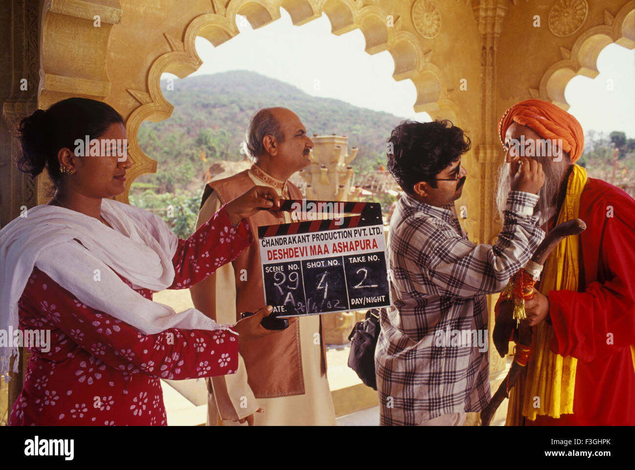 Tournage de film Bollywood indien clapper girl holding clapper board de Hindi film Deshdevi Ashapura Maa et porter l'homme travaillant sur acteur à Film City, USA Banque D'Images