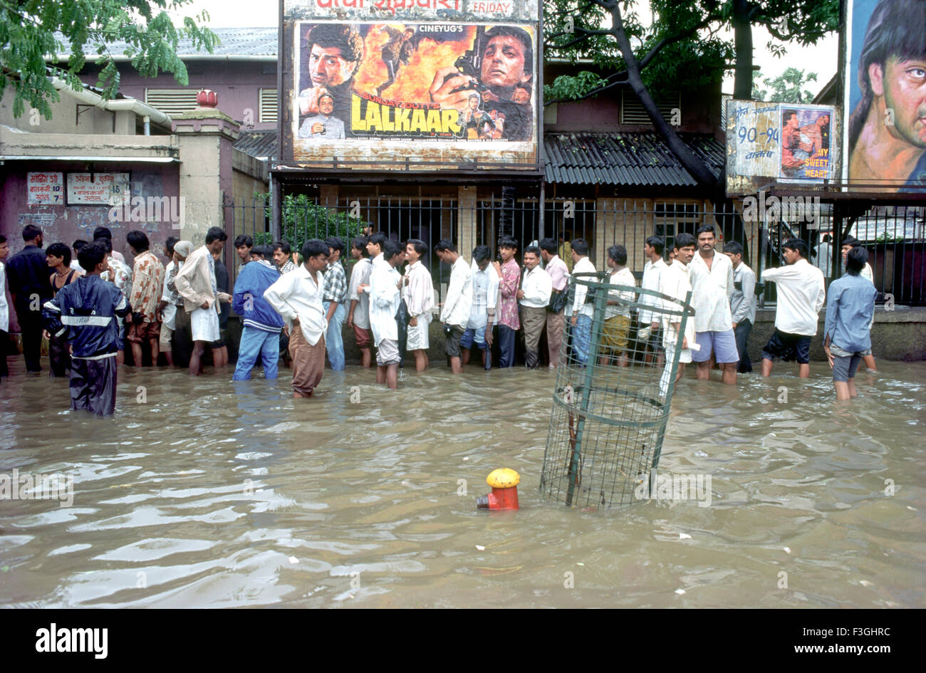 L'accumulation d'eau sur les routes en raison de fortes pluies ; Bombay Mumbai Maharashtra ; Inde ; Banque D'Images