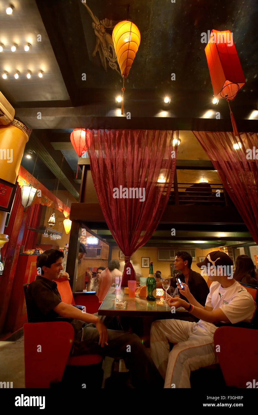 Les jeunes ayant un bon moment à moka ; un café populaire et boissons restaurant à Bombay Mumbai Maharashtra ; Inde ; Banque D'Images