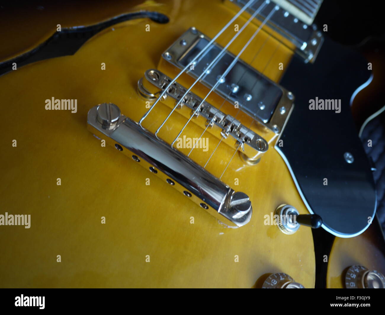 Close up détails d'une guitare archtop Banque D'Images