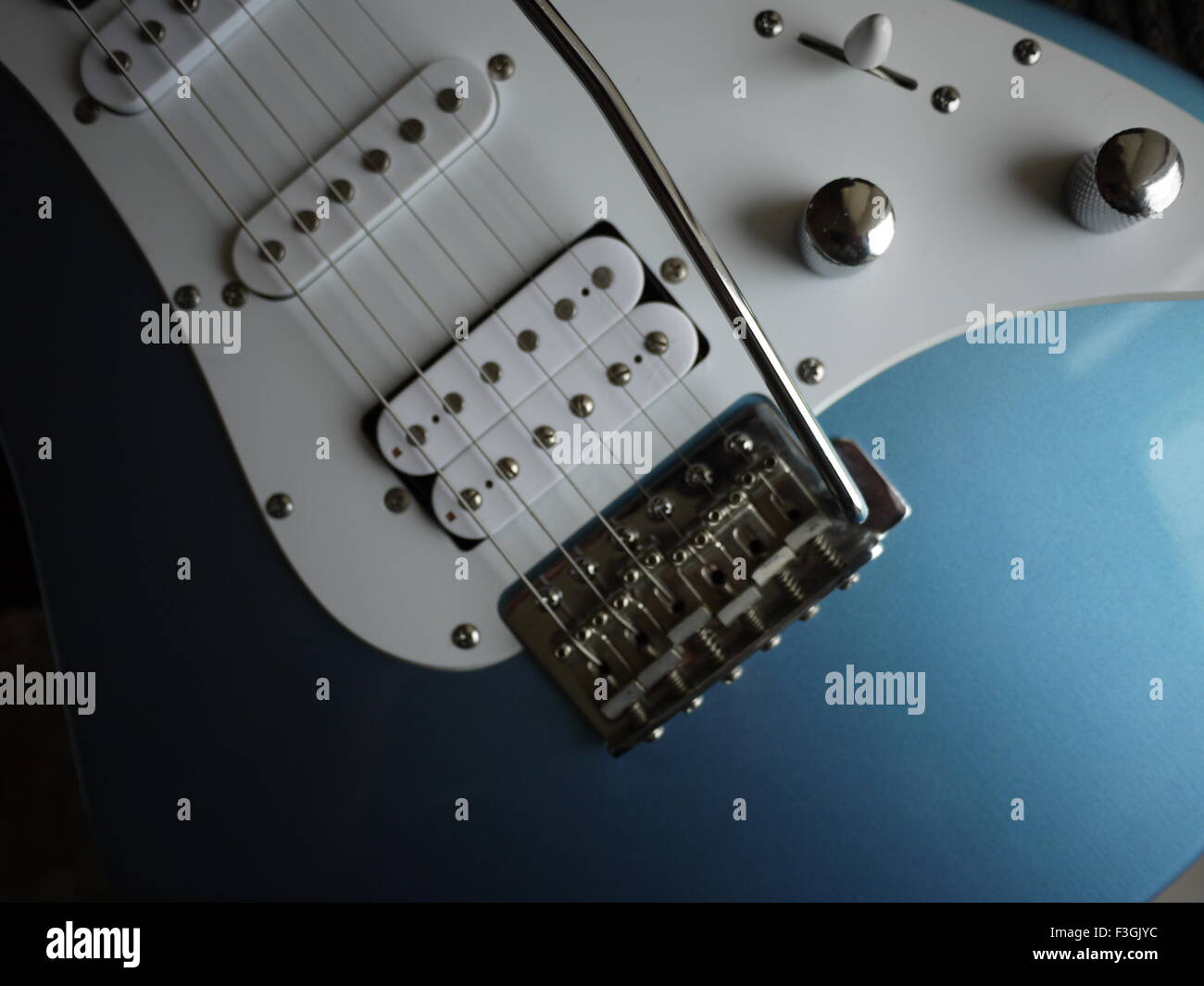 Light Blue guitare électrique in close up Banque D'Images