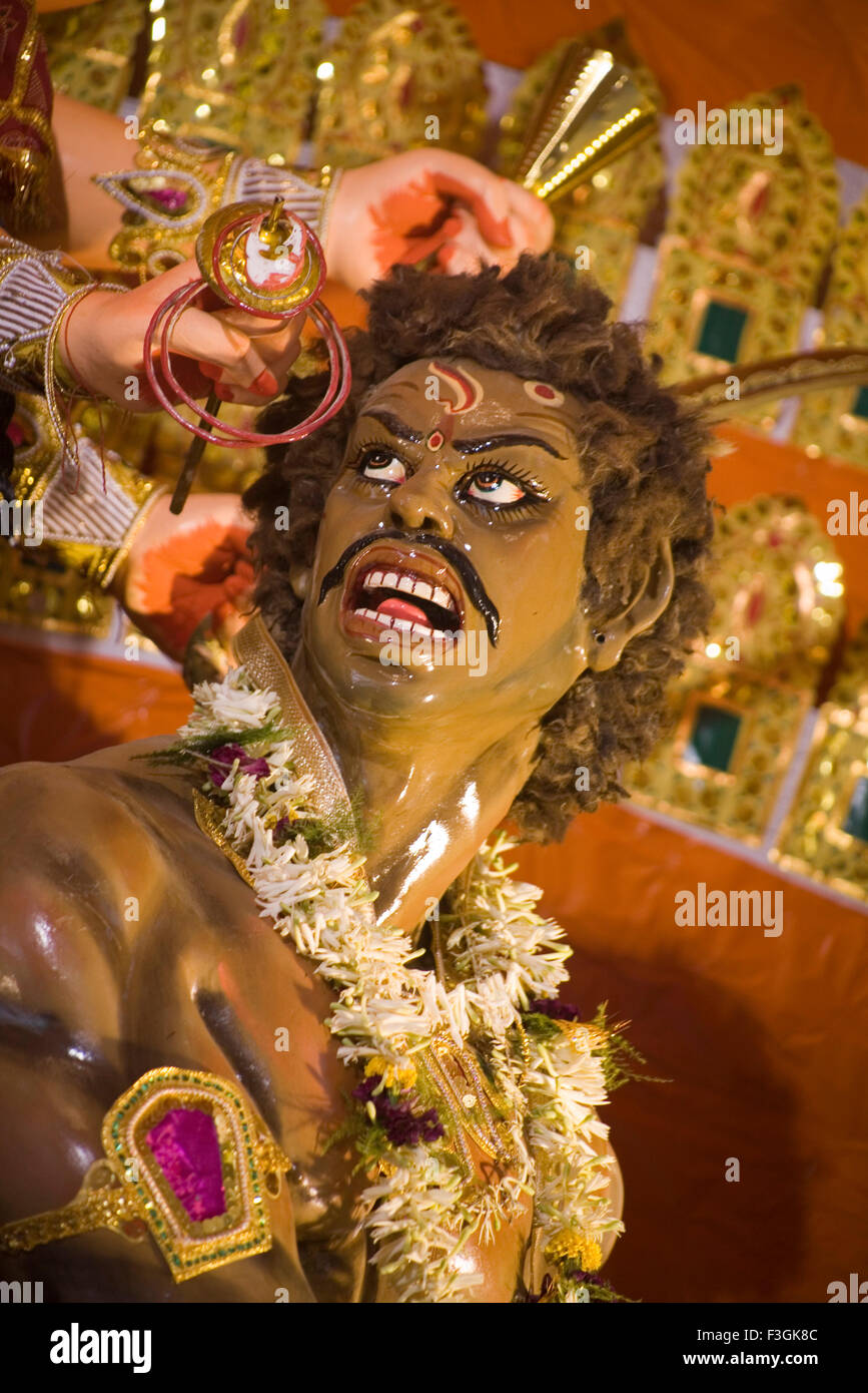 Démon Mahishasur idole tué la déesse Durga Durga Pooja dassera Vijayadasami Calcutta Kolkata West Bengal Festival Banque D'Images