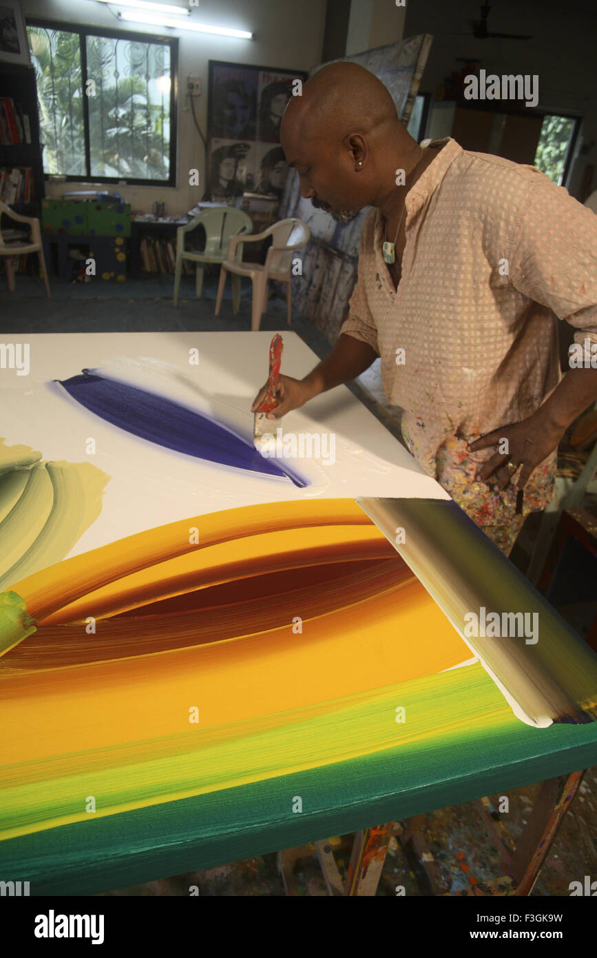 Artiste contemporain indien Bose Krishnamachari dans son studio à travailler sur toile ; Bombay Mumbai , Maharashtra Banque D'Images