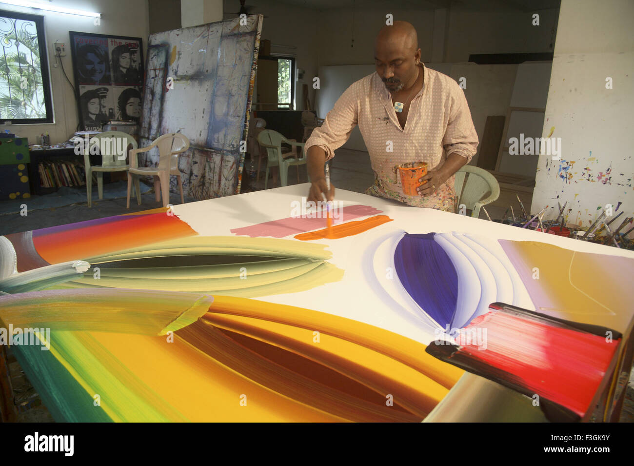 Artiste contemporain indien Bose Krishnamachari dans son studio à travailler sur toile ; Bombay Mumbai , Maharashtra Banque D'Images