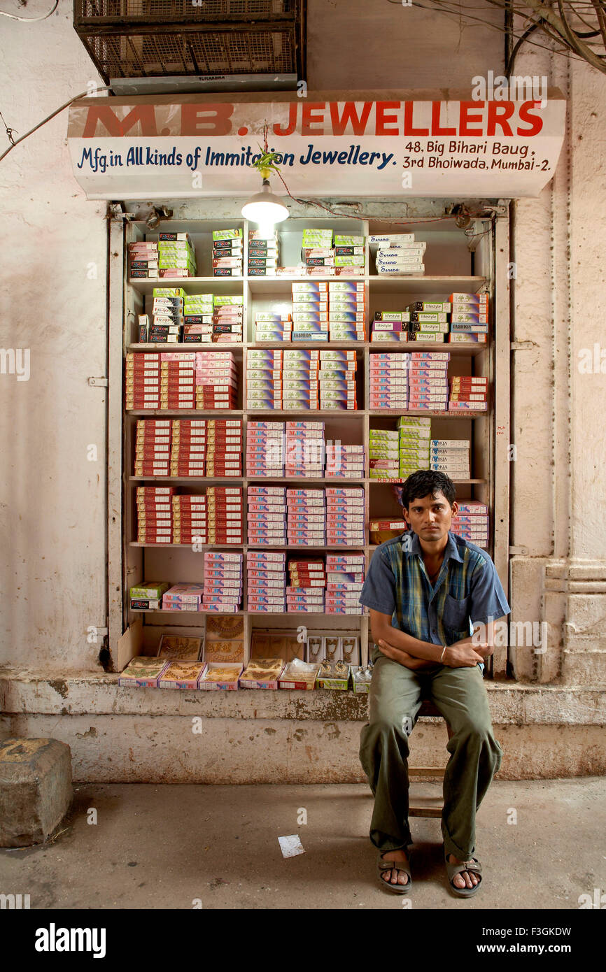 Une petite niche dans le mur est utilisé pour mettre en place un atelier de bijouterie de Bombay Mumbai Maharashtra ; ; ; l'Inde Banque D'Images