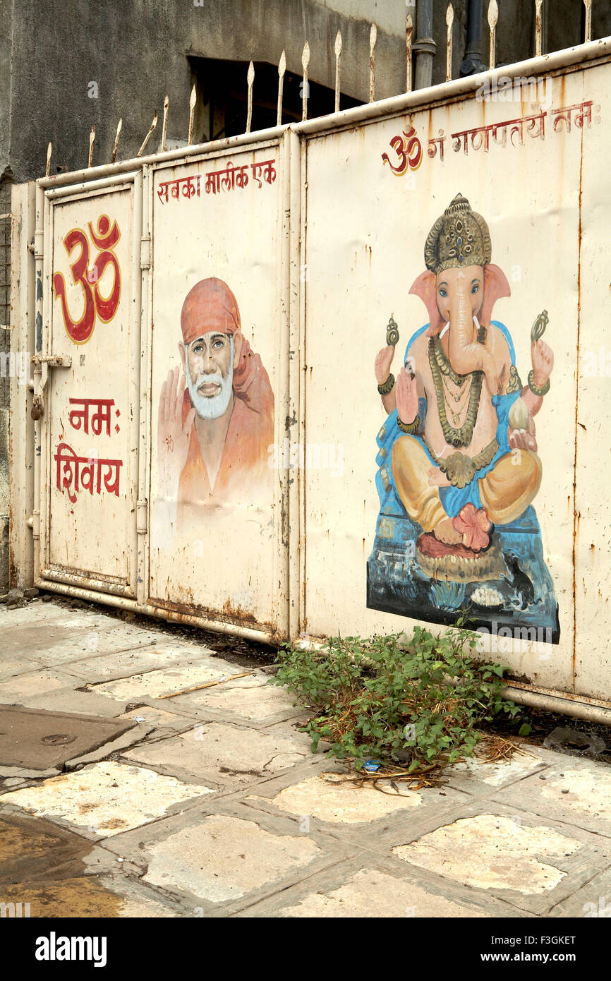 Porte du bâtiment résidentiel peint avec des symboles religieux et des images de Gods Ganesh Saibaba pour assurer la propreté Bombay Mumbai Inde Asie Banque D'Images