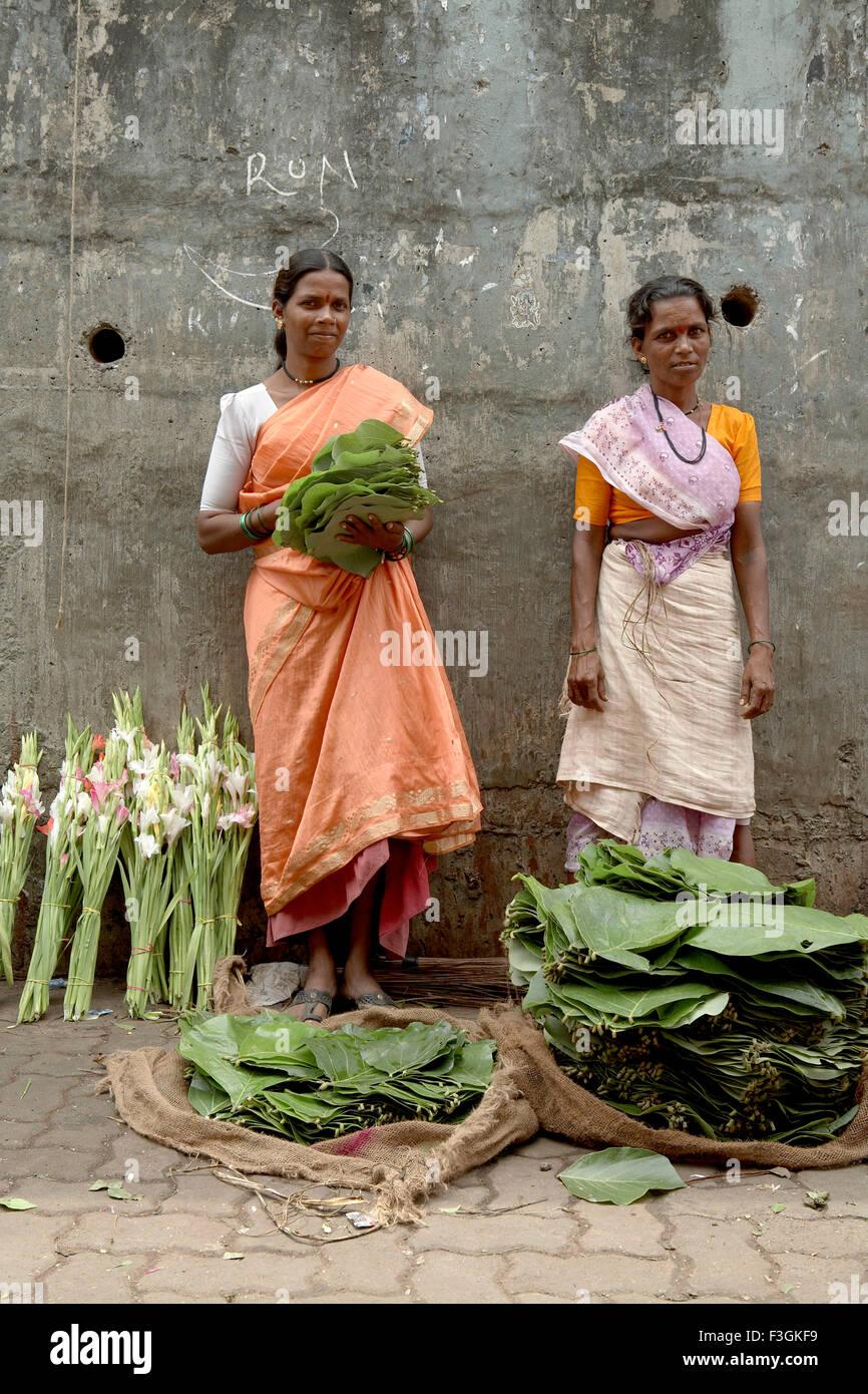 Vente de feuilles femmes colporteurs pack fleurs pour offrir aux dieux ; Bombay Mumbai Maharashtra ; Inde ; Banque D'Images
