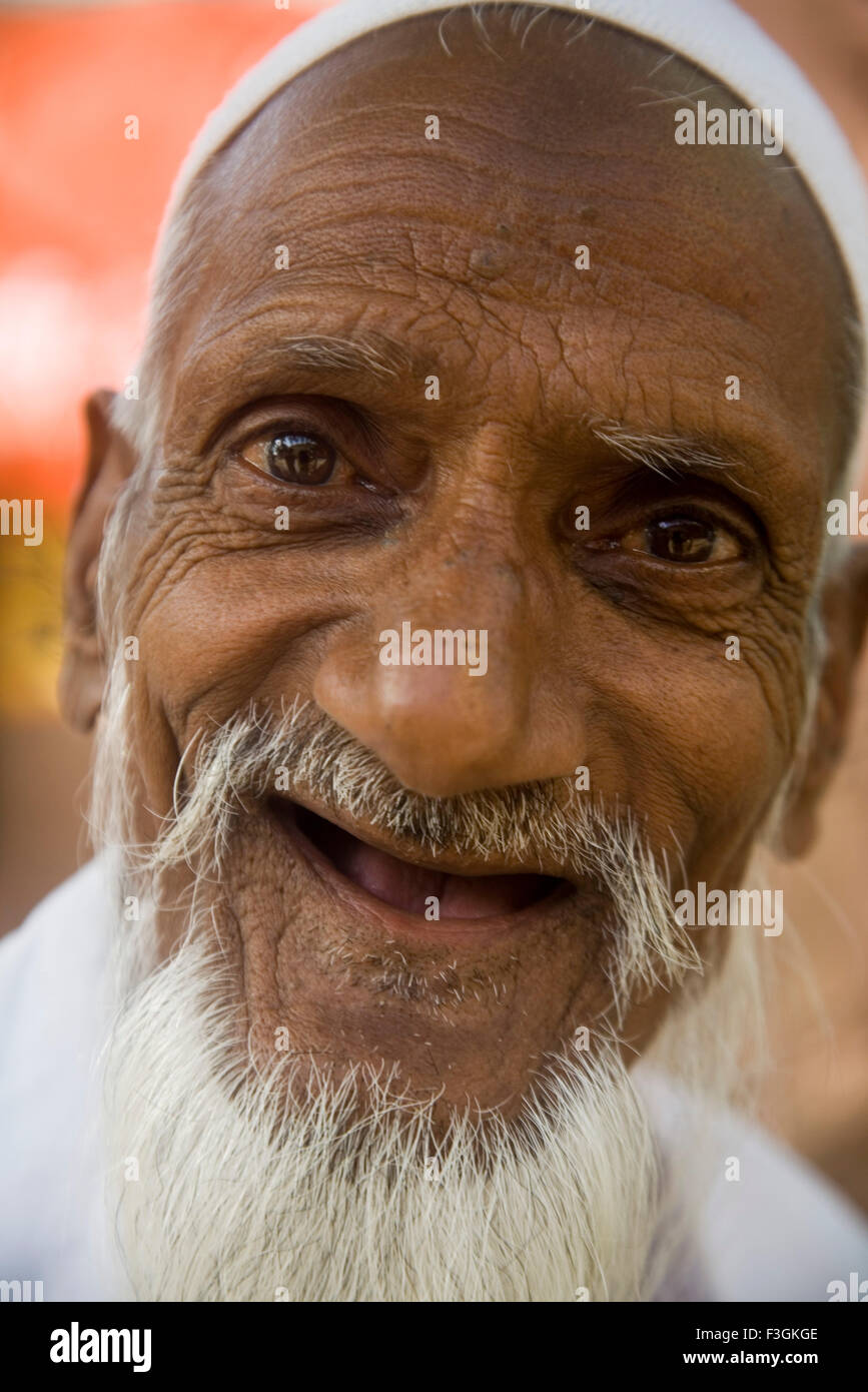 Les Indiens de l'Asie du Sud aged man smiling musulmane ; Village ; Delwada Udaipur Rajasthan ; Inde ; Banque D'Images