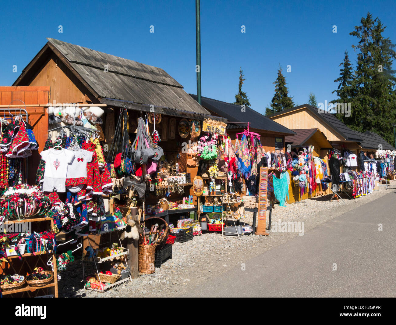 Rangée de marchands de souvenirs sur le dessus de la colline Gubalowka Zakopane Pologne une célèbre station touristique du sud de la Pologne sur une belle journée d'automne Septembre Banque D'Images