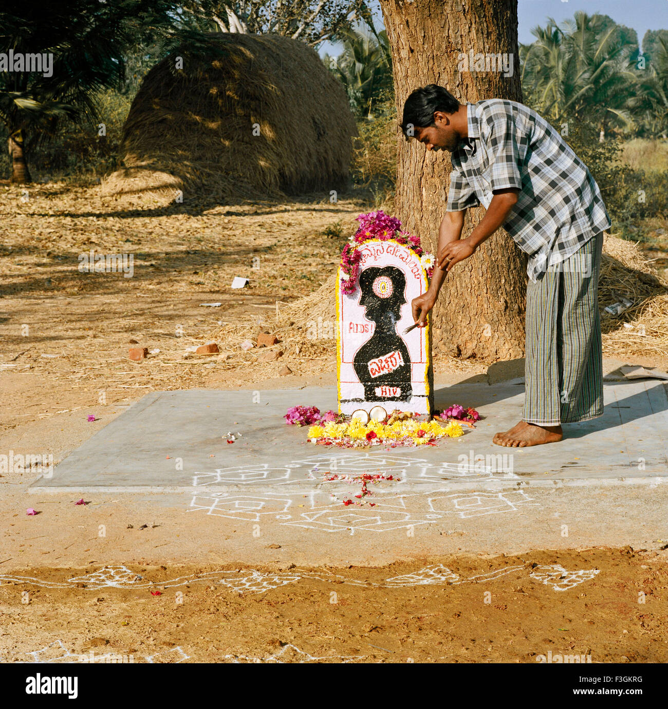 Décor de sol de rangoli et fleurs offrant à un petit sanctuaire VIH SIDA Amma ; Menasikyathana ; Addihalli ; village d'Alada Halli ; Nagamangala taluk ; Mandya ; Mysore ; Karnataka ; Inde ; Asie Banque D'Images