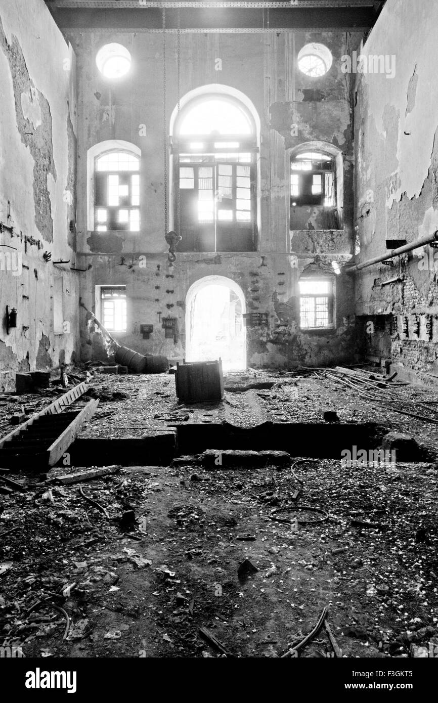 Générateur de vide dans une chambre à l'arrêt des usines de textile, en raison de conflits de travail ; maintenant Bombay Mumbai Maharashtra ; Inde ; Banque D'Images