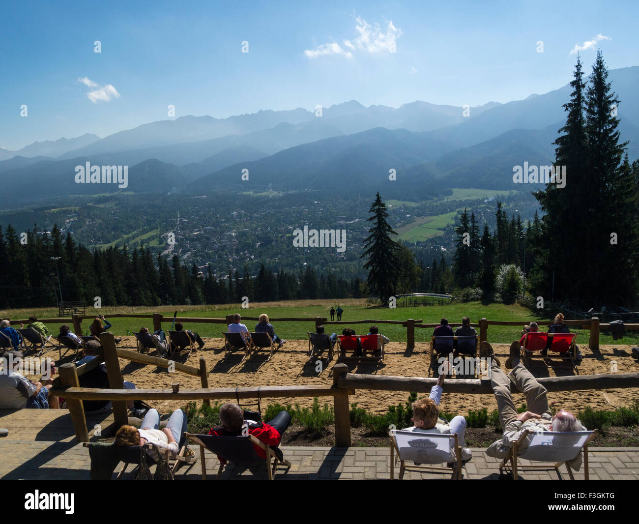 Les touristes de soleil en haut de la colline Gubalowka Tatras Zakopane Pologne station touristique populaire dans le sud de la Pologne sur une belle journée d'automne Banque D'Images