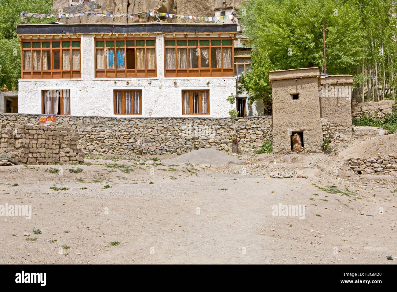 Un niveau traditionnel de deux toilettes sèches ; Jammu-et-Cachemire en Inde ; Banque D'Images