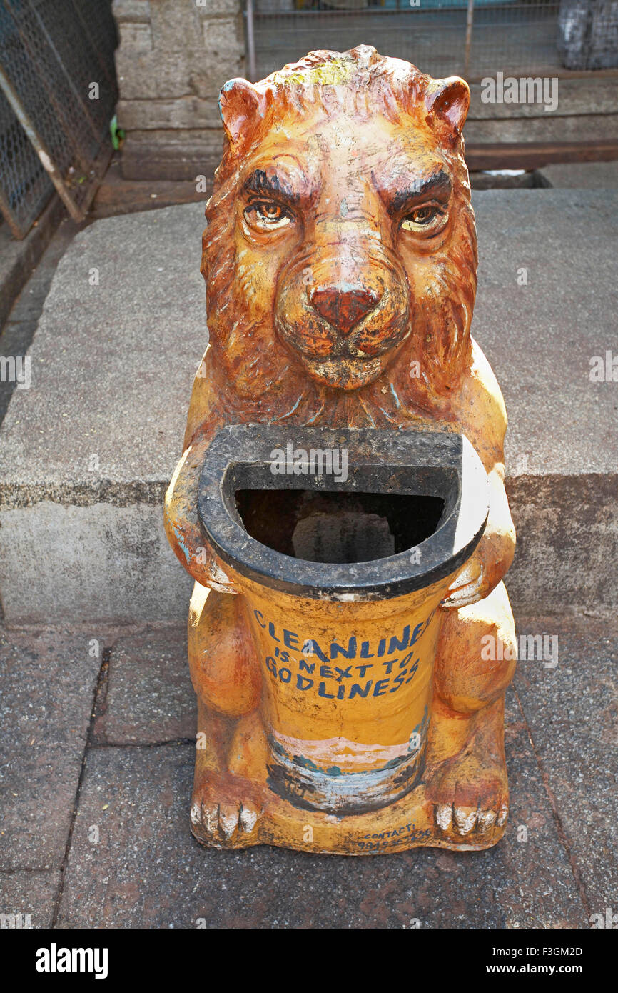 Une poubelle en forme de lion ; temple Sri Kalahasthi Andhra Pradesh ; Inde ; Banque D'Images