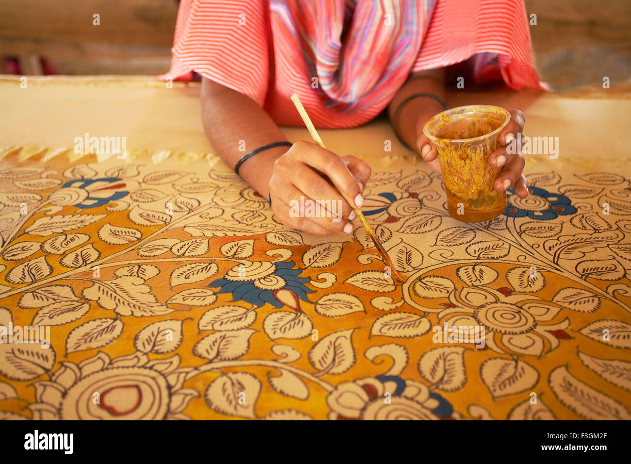 Srikalahasti kalamkari, kalamkari textile, application à la main de la teinture  végétale en bois brosse dessin à la main, Sri Kalahasthi, Srikalahasti,  district de Chittoor, Andhra Pradesh, Inde, Asie Photo Stock -