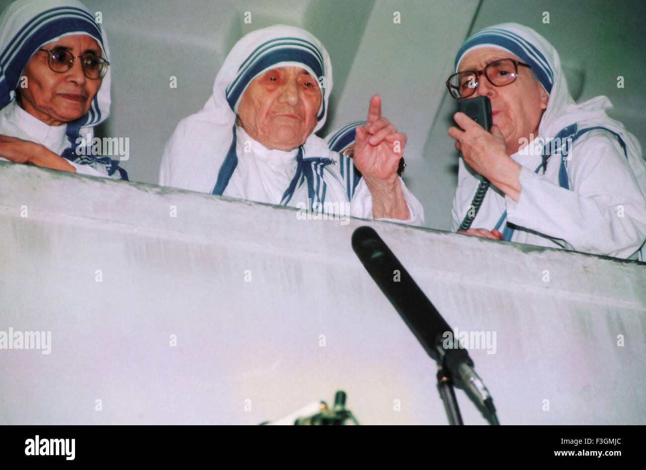 Mère Teresa et sœur parlant Nirmali Banque D'Images