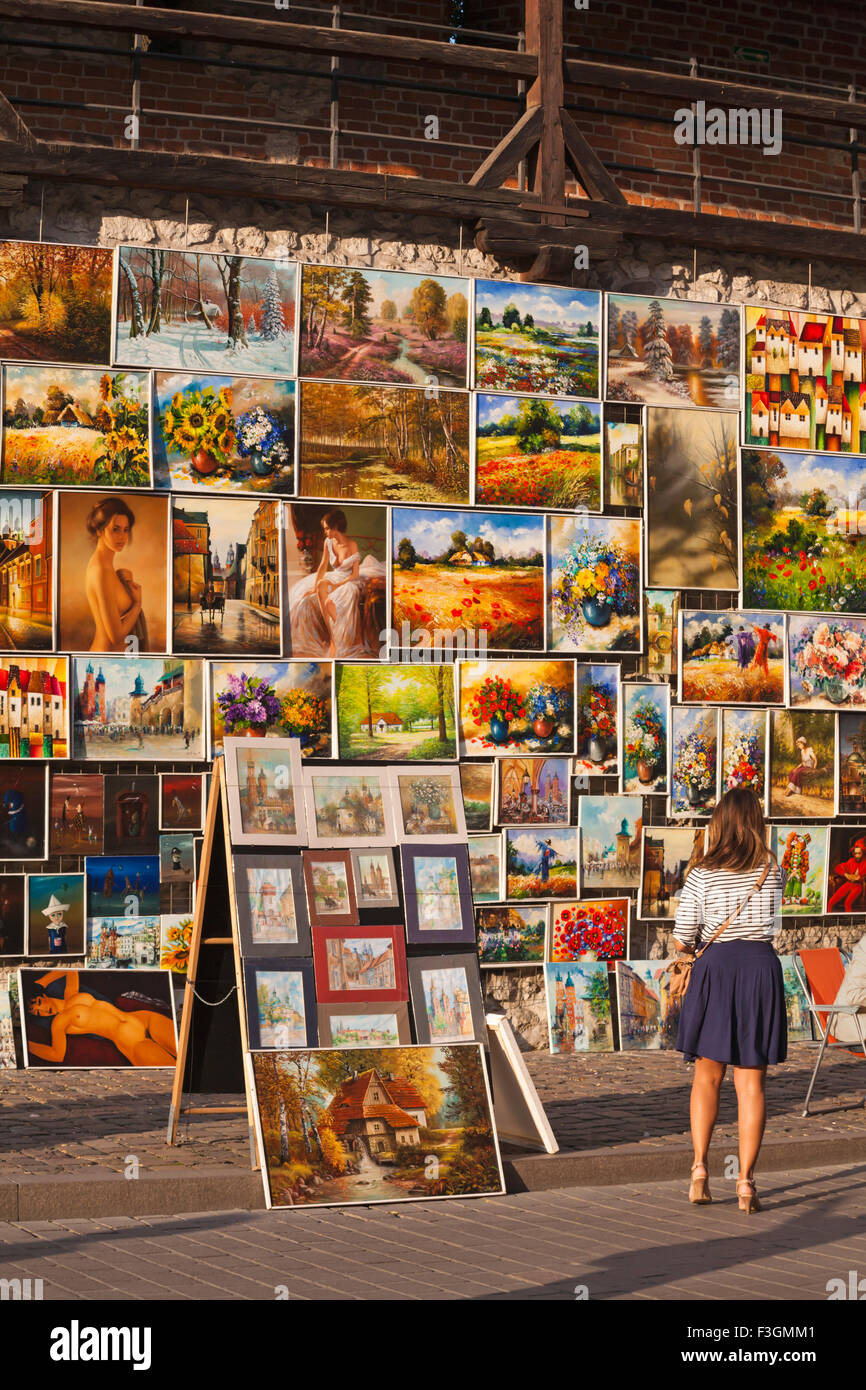 Femme regardant des peintures art art art à vendre sur l'exposition à St Florian Gate, Cracovie, Pologne en septembre - St Florian Gate, Florian Gate, Brama Floriańska Banque D'Images