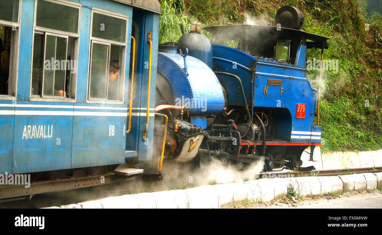 Petit train en action ; Darjeeling au Bengale occidental ; Inde ; Banque D'Images