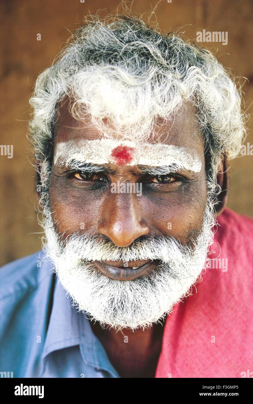 Portrait de vieille barbe blanche homme tilak sur le front ; Madurai Tamil Nadu ; Inde ; Banque D'Images