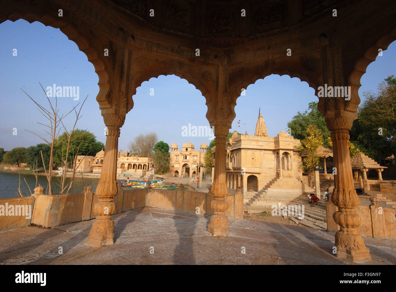 Gadisar par arches ; ; ; Inde Rajasthan Jaisalmer Banque D'Images