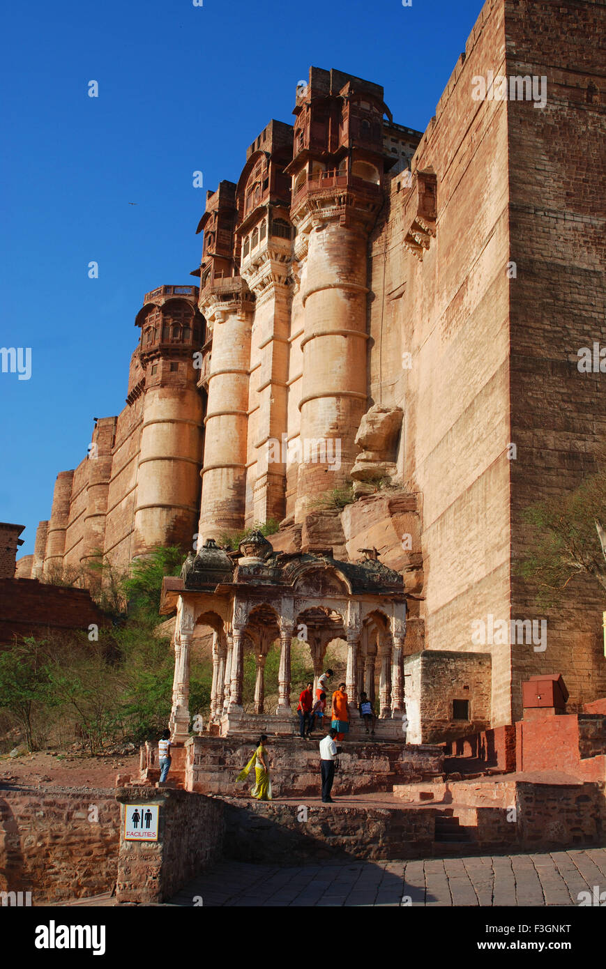 Les touristes à l'ancienne côté chhatri Mehrangarh fort ; Jodhpur Rajasthan ; Inde ; Banque D'Images