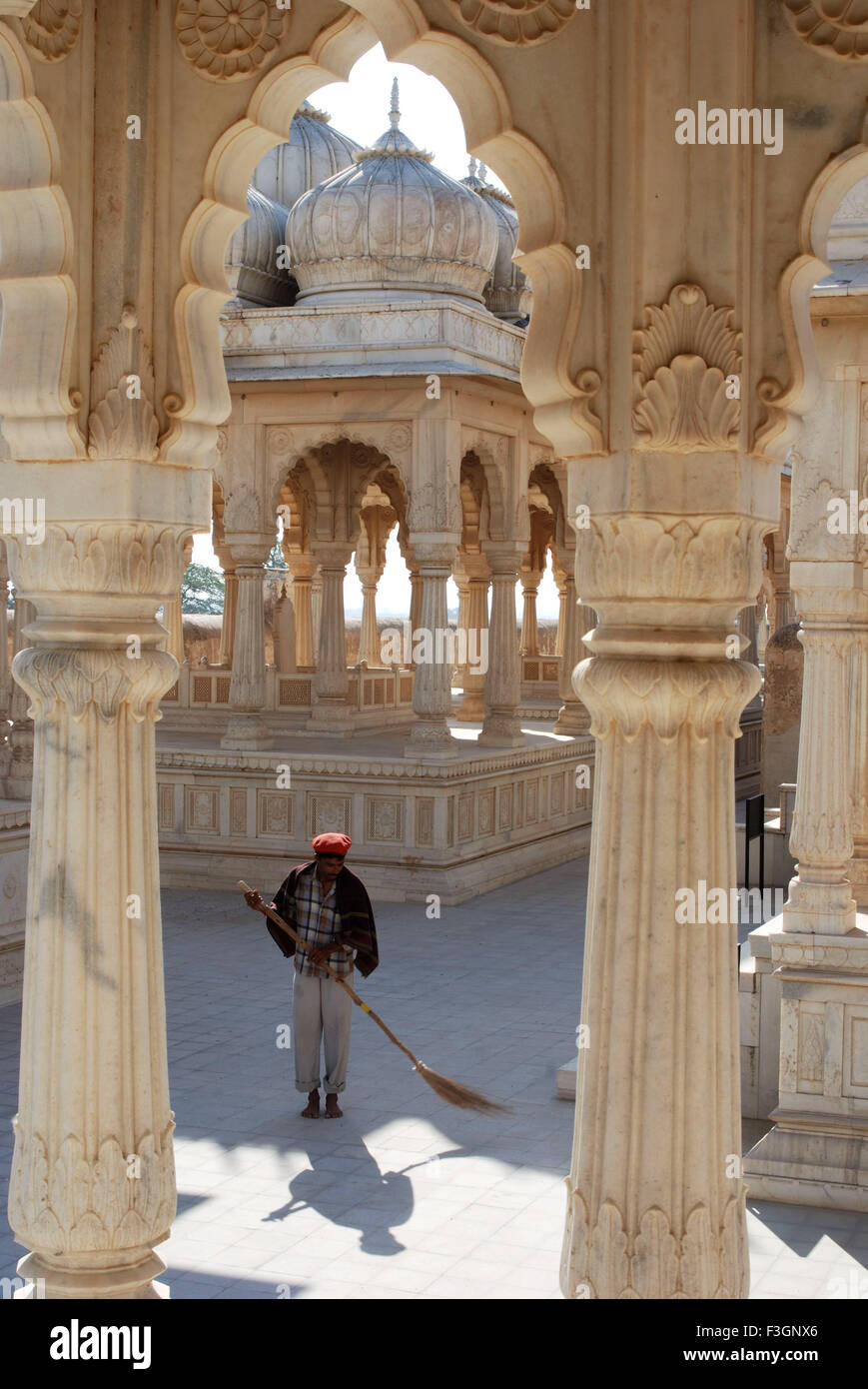 Le nettoyage dans le crématorium royal ; Bikaner Rajasthan ; Inde ; Banque D'Images