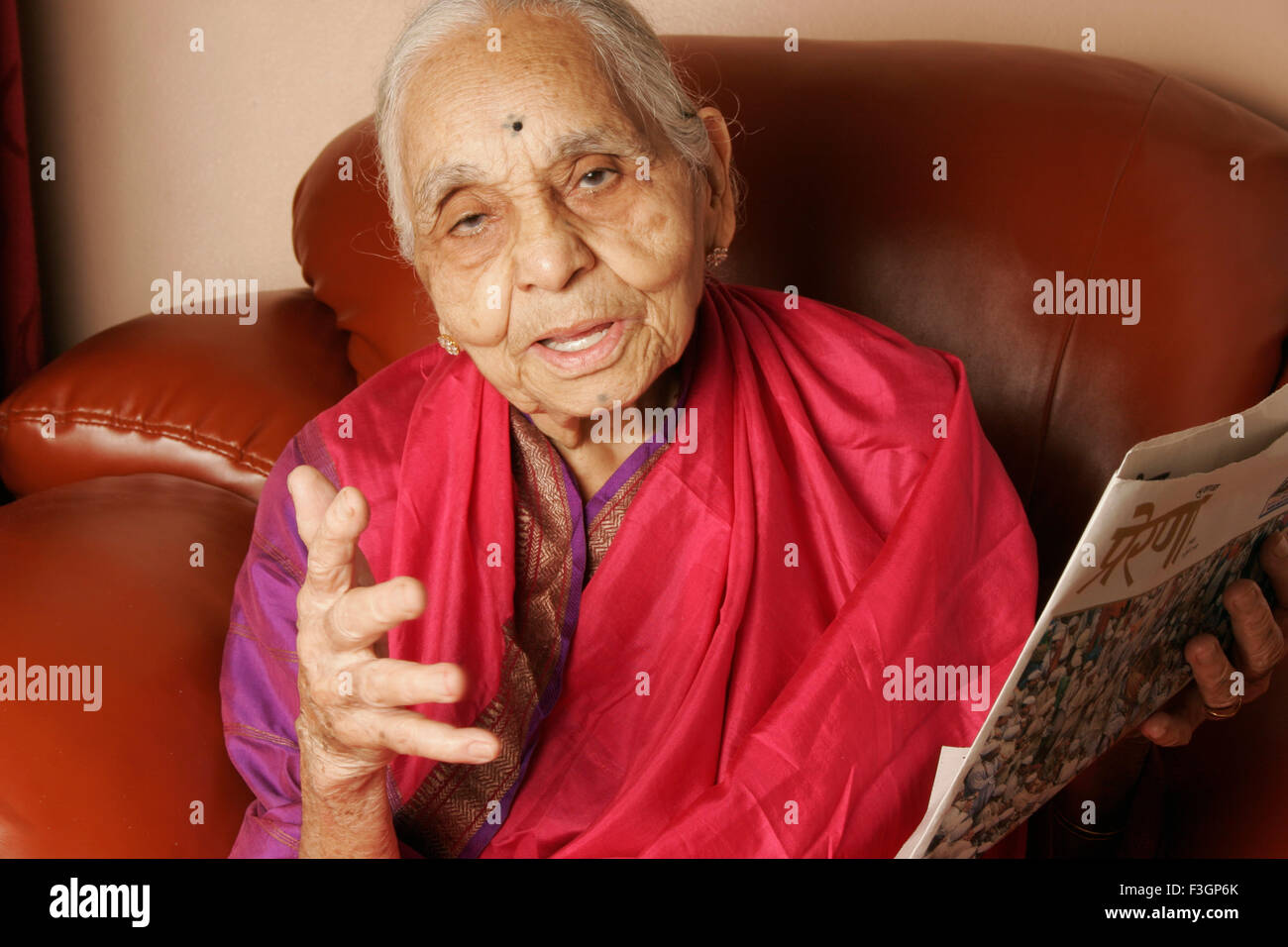 A 92 ans woman Maharashtrian ; Inde M.# 686J Banque D'Images