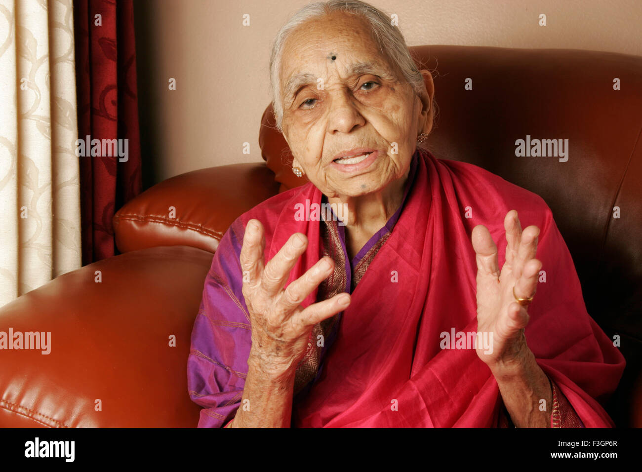 Une femme de 92 ans dit Maharashtrian sur sa vie ; l'Inde M.# 686J Banque D'Images