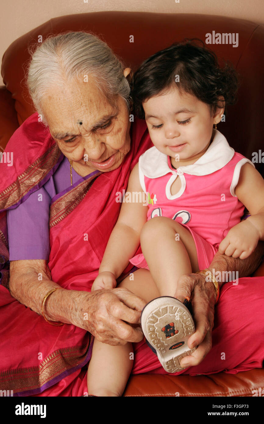 Une femme de 92 ans avec son grand Maharashtrian fille ; Inde ; M.# 686J 686K Banque D'Images