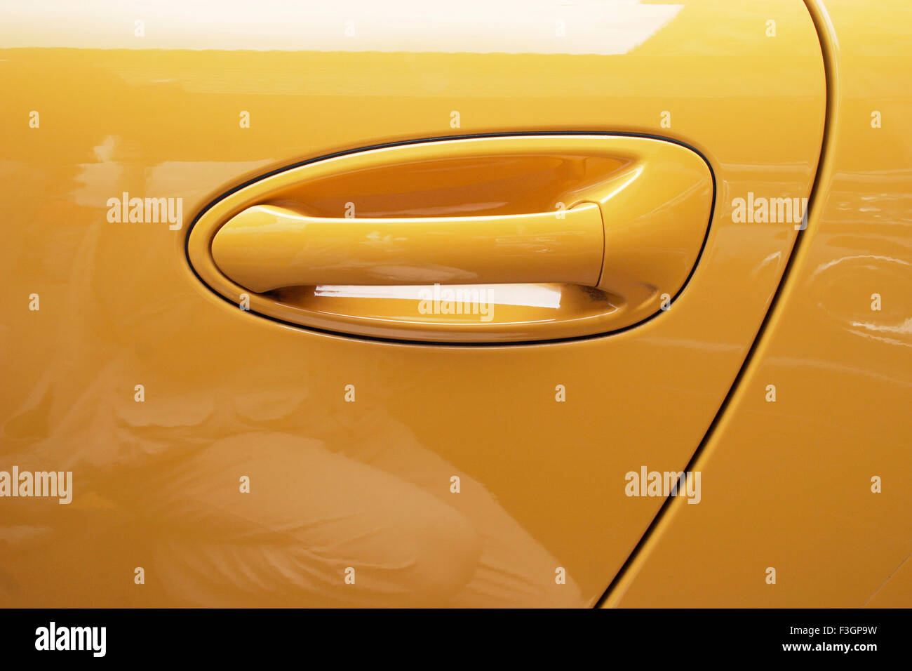 Graphique en forme de poignée de la nouvelle voiture de sport Porsche de couleur jaune, donnant l'impression positive frais ; Pune Maharashtra ; Inde ; Banque D'Images