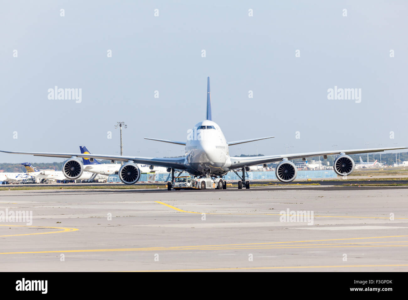 Boeing 747 de la Lufthansa à la piste de l'aéroport de Francfort Banque D'Images