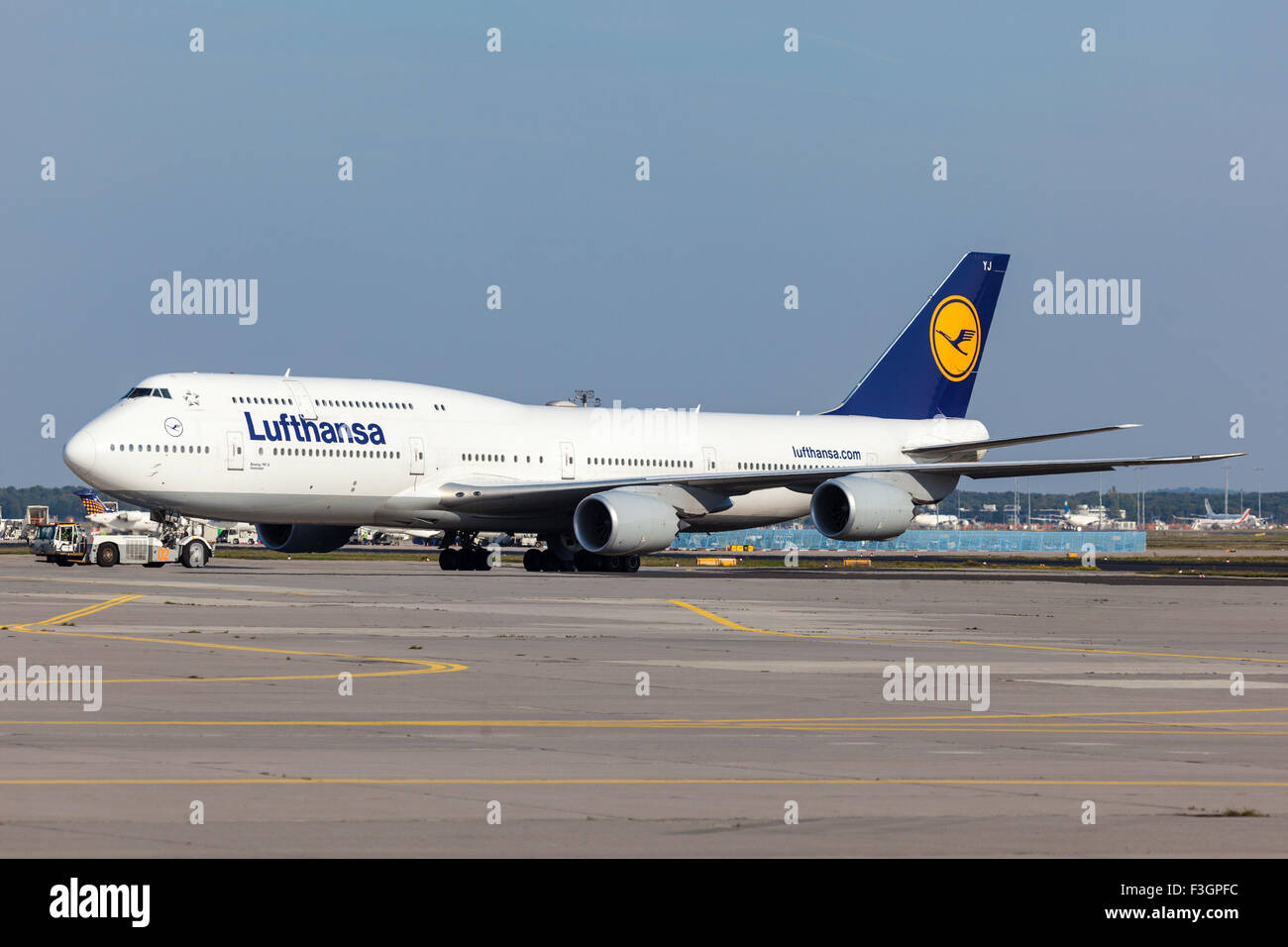 Lufthansa Boeing 747-8 à la piste de l'aéroport de Francfort Banque D'Images