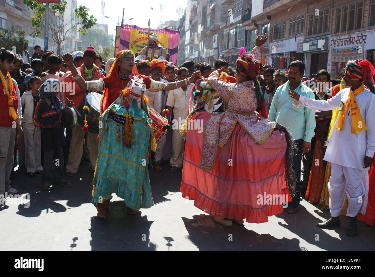 Godi Kachchi sur route ; danse ; Jodhpur Rajasthan Inde ; Banque D'Images