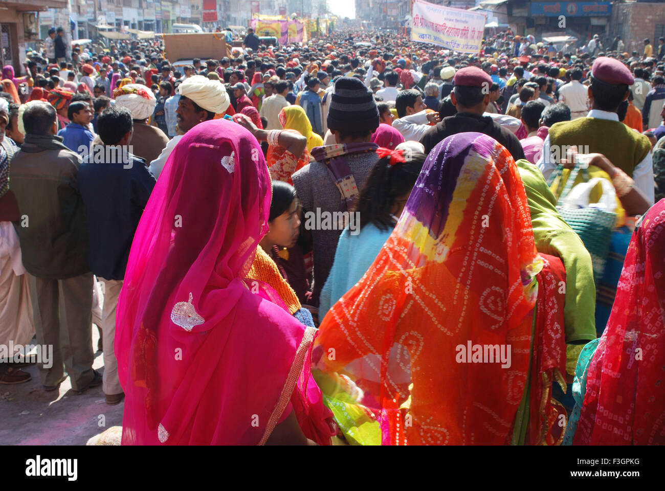 Mesdames regarder la procession religieuse ; Jodhpur Rajasthan ; Inde ; Banque D'Images